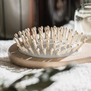 【手触りが段違い!更にうねり激減】美容師が自腹で試したヘアブラシ7選。ダイソーから1万円超えまで本音レビュー